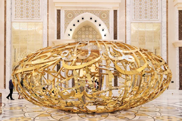 Abu Dhabi Zjednoczone Emiraty Arabskie Lutego 2023 Złota Kompozycja Rzeźbiarska — Zdjęcie stockowe