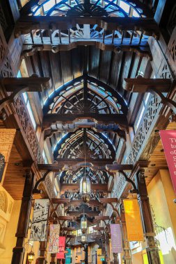 Dubai, BAE - 23 Şubat. 2023: Dubai 'deki Souk Madinat Jumeirah' ın ahşap yapısı. Geleneksel Arap tarzı çarşı Madinat Jumeirah tatil beldesinin bir parçasıdır..