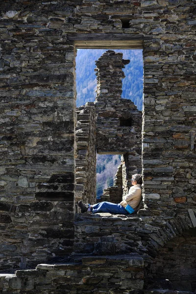 Mesocco Kalesi Nin Ortaçağ Harabelerinin Taş Kapısında Oturan Bir Kadın — Stok fotoğraf