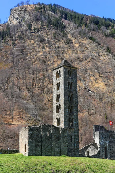 瑞士格劳森州瑞士阿尔卑斯山畔的梅塞科城堡 Castello Meschos 遗址上的圣卡波福罗教堂被毁 — 图库照片