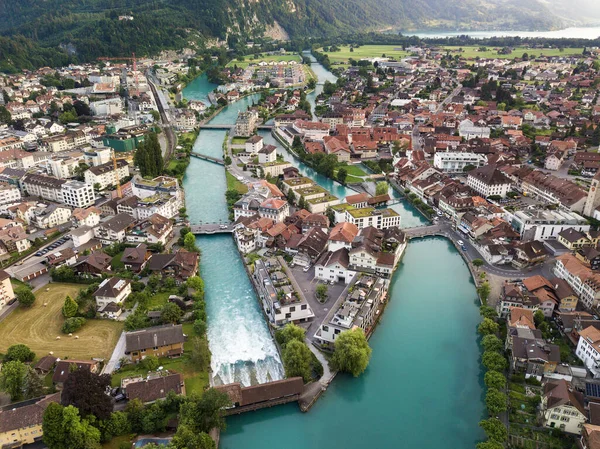 瑞士因特拉肯市的空中景观 因特拉肯是最受欢迎的娱乐和旅游胜地之一 — 图库照片