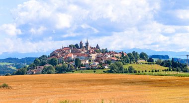 İsviçre 'nin eski Romont kentinin Canton Freibourg, İsviçre' de bir kaya parçası üzerine inşa edilmiş panorama görüntüsü.