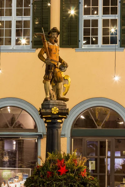 2021年12月24日 瑞士沙夫豪森 民族英雄威廉王子头像 晚上站在沙夫豪森公共喷泉顶上 点亮圣诞彩灯 — 图库照片