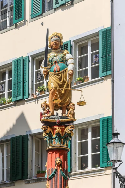 Solothurn市中心的大法官喷泉正义始建于1561年 象征正义的是一个女人 正义夫人 她被蒙住眼睛 右手拿着一把剑 左手拿着一把天秤 — 图库照片