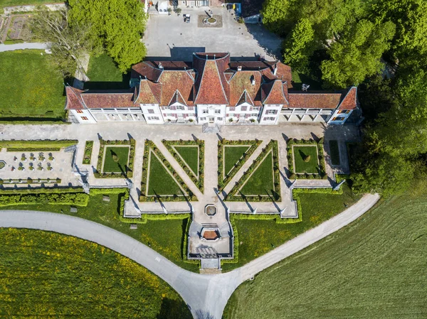 スイス フェルドブルネン 5月4日 2023年 2023年 バロック様式のフランス庭園を前にしたヴァルデグ城博物館の空中写真 — ストック写真