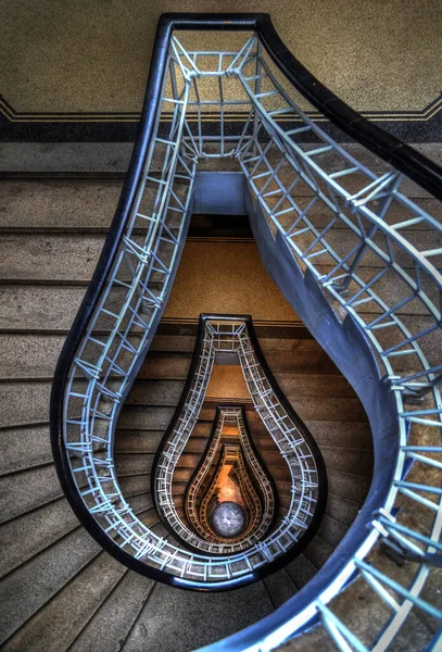 Słynny Design Spiralnych Schodów Kształcie Żarówki Wnętrze Domu Czarnej Madonny — Zdjęcie stockowe