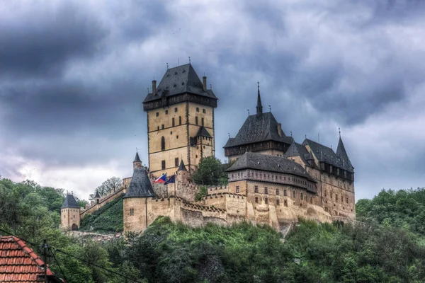 Château Royal Karlstejn République Tchèque Avec Des Nuages Orageux Dessus — Photo