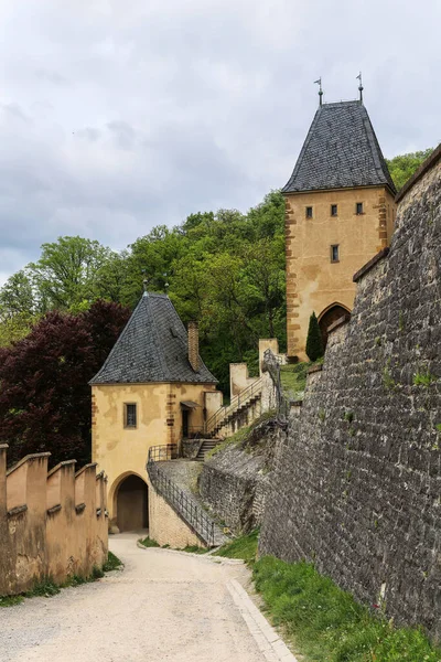 Paso Entrada Principal Del Castillo Real Karlstejn República Checa —  Fotos de Stock