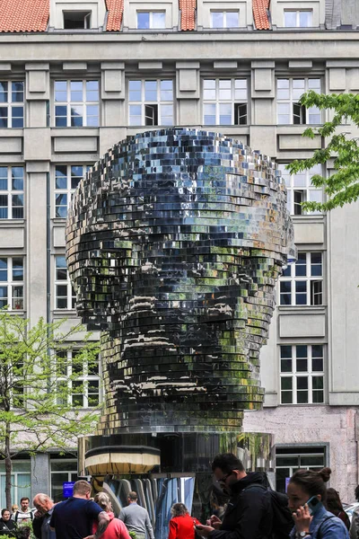 プラハチェコ共和国 5月11日 2023年 フランツ カフカ像の顔のねじれが回転する瞬間に 彼のマスター作品 — ストック写真