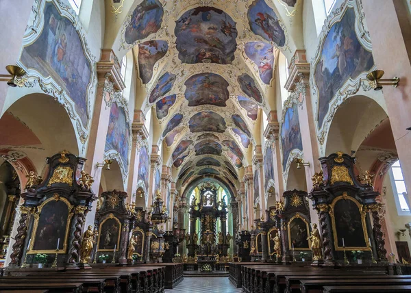 プラハのストラホフ修道院における聖母被昇天大聖堂の内部 — ストック写真