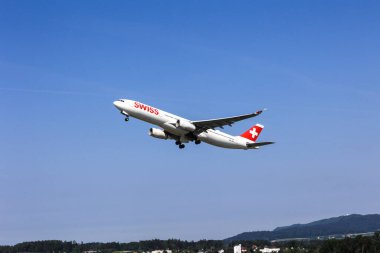 Kloten, İsviçre - 22 Mayıs. 2023: İsviçre Havayolları Airbus A330-343 plakalı HB-JHD, İsviçre havaalanı Zürih Kloten 'den mavi gökyüzü altında havalanmaktadır.