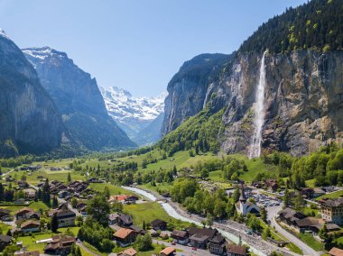 Arkasında Staubbach şelalesi ve kar dağı Jungfrau olan güzel köy Lauterbrunnen 'in hava görüntüsü