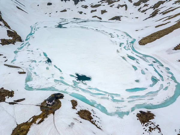 氷結したバカルプビュー湖の空中ビューは 春の時間 グリンデルヴァルト スイスで溶融し始めます 一年を通してハイキングの楽園です — ストック写真
