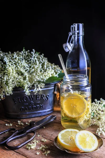 Homemade Elderflower Syrup Elderberry Flowers Wooden Table Dark Moody Photography — Stock Photo, Image