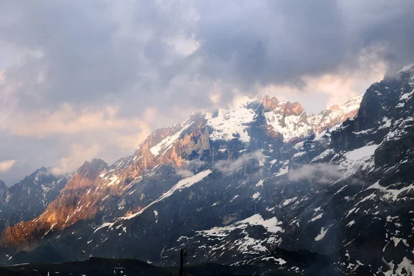 Dramáticas Nubes Luz Amanecer Sobre Los Alpes Picos Klein Wellhorn —  Fotos de Stock