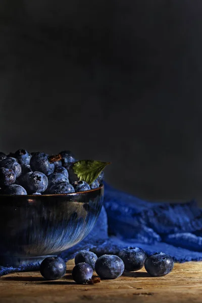 Arándanos Tazón Azul Con Servilleta Sobre Mesa Madera Fondo Oscuro —  Fotos de Stock