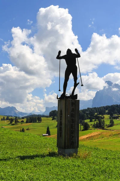 8月25日 意大利康帕奇 2022年 一个越野滑雪者青铜雕像矗立在Compatsch草地上 白云石赛马场上的康帕奇是一个最受欢迎的滑雪场 — 图库照片