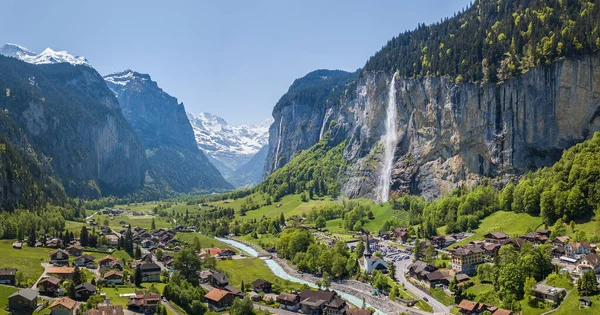 Arkasında Staubbach Şelalesi Kar Dağı Jungfrau Olan Güzel Lauterbrunnen Köyünün — Stok fotoğraf