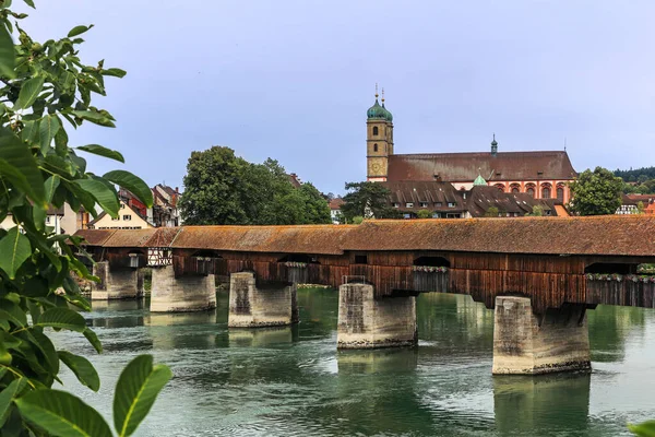 ドイツ 夏の悪Saeckingenの歴史的な木製の橋とFridolinsのマスターとライン — ストック写真