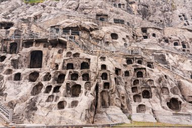 Longmen Grottoes yamacında, içinde yontulmuş Buda heykelleri olan yüzlerce mağara var, Luoyang, Çin