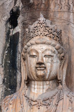 Longmen Grottoes 'ta Buda portresi. Çin. Mağaralar MS 493 'ten MS 1127' ye kadar inşa edildi.