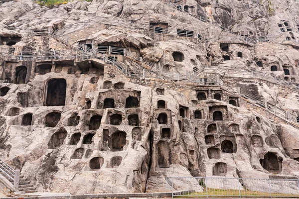 Wzgórze Longmen Grottoes Które Zawiera Setki Jaskiń Rzeźbionymi Posągami Buddy — Zdjęcie stockowe