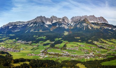 Vadilerin ve ünlü Wilder Kaiser sıradağlarının panorama hava görüntüsü, Kitzbuehel, Tyrol, Avusturya