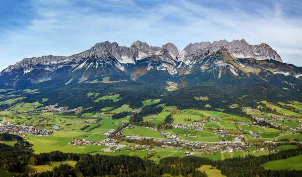 奥地利蒂罗尔Kitzbuehel山谷和著名的Wilder Kaiser山脉全景航空图像 — 图库照片