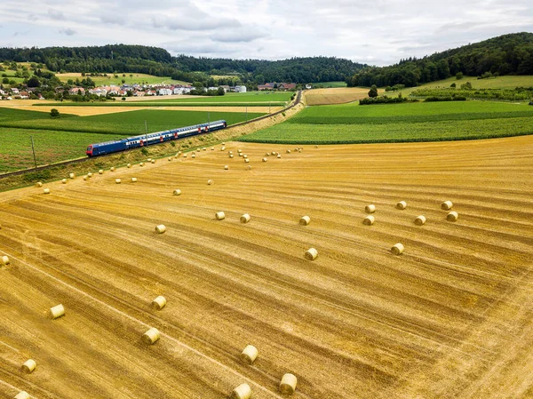 Eiral Utsikt Över Jordbruksmark Med Höbalar Rullar Och Ett Tåg — Stockfoto