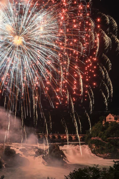 莱茵河瀑布上空的五彩缤纷的烟火 庆祝传统上的瑞士国庆节 免版税图库照片