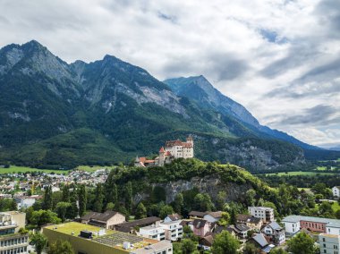 Liechtenstein 'daki Gutenberg Kalesi' ndeki ortaçağ kalesinin hava görüntüsü..