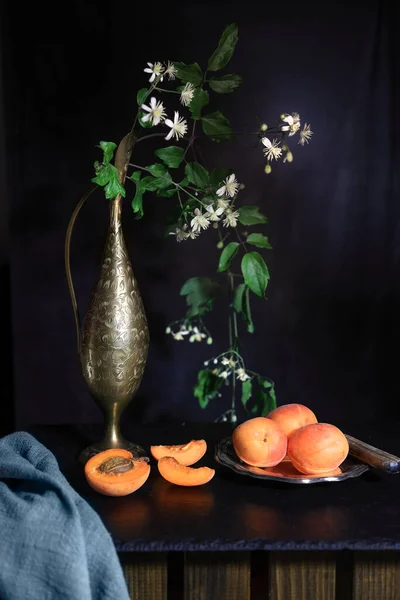 Abricots Frais Dans Panier Métal Sur Table Avec Des Fleurs — Photo