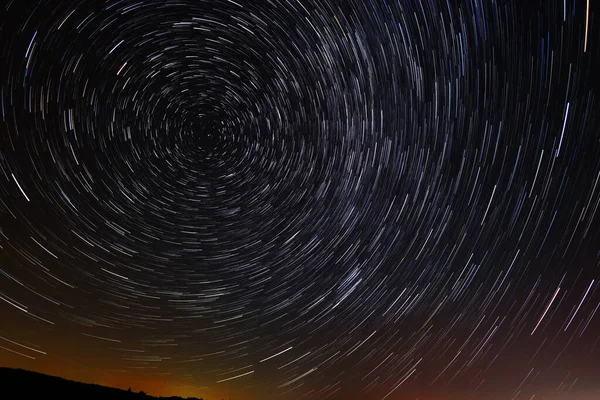 Yuvarlak Yıldız Gökyüzünde Ufuktan Bir Parça Şehir Işığıyla Yol Alır — Stok fotoğraf