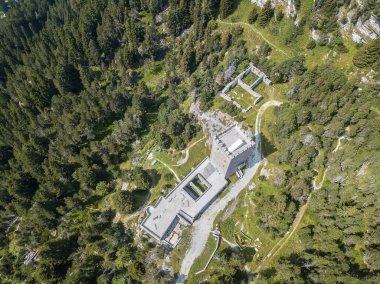 Belvedere Kulesi 'nin havadan görünüşü - Maloja Geçidi' nde restore edilen eski bir kale Engadine Vadisi ve Val Bregaglia, İsviçre, Avrupa arasında