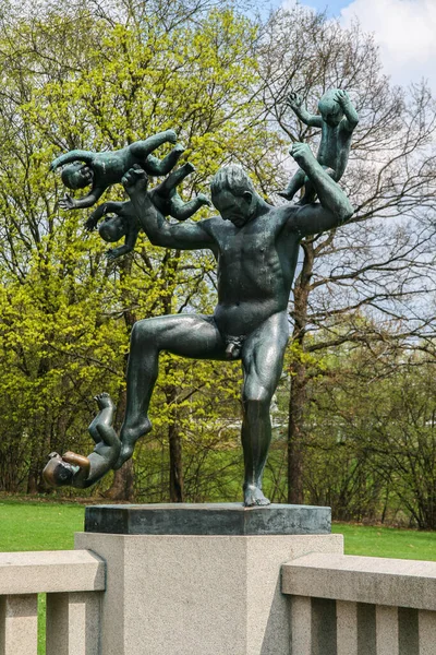 Oslo, Norveç - 16 Mayıs. 2013: Gustav Vigeland 'ın dört çocukla güreşen babasını gösteren bronz heykel, Frogner Park, Oslo, Norveç 