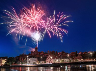 Schaffhausen, Fort Munot 'un yaz akşamları havai fişek attığı eski bir İsviçre şehri.