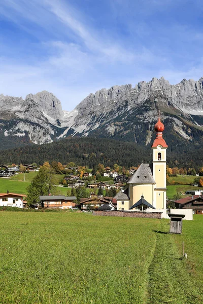 Kościół Parafialny Going Village Słynną Górą Wilder Kaiser Tle Tyrol — Zdjęcie stockowe