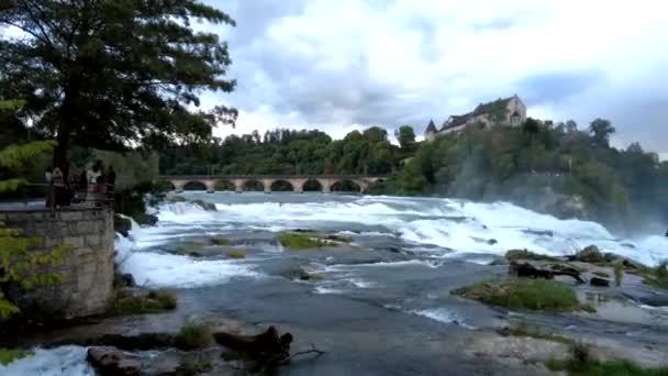 莱茵河瀑布从黄金时段滑向蓝天 — 图库视频影像