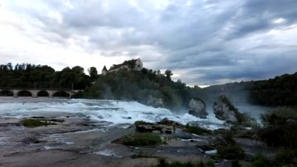 Временной Промежуток Рейнского Водопада Темными Облаками Движущимися Перед Бурей — стоковое видео