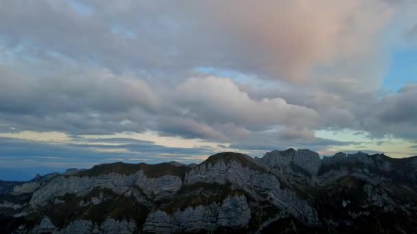 傍晚时分 阿尔普斯泰因山脊上空飘扬的云彩 — 图库视频影像