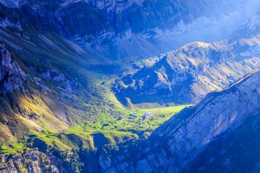 İsviçre Alpstein, Apenzell dağ bölgelerindeki Maglisalp vadisine düşen son güneş ışığı. Maglisalp, yürüyüş için popüler ve zorlu bir alandır..