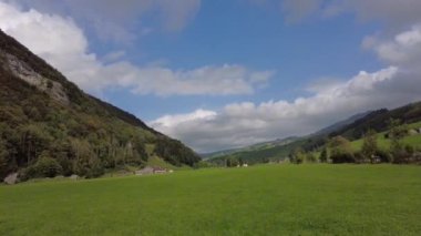 Wassernauen, İsviçre - 30. Eylül 2023: Wassernauen 'deki bir çayıra bir paraşüt iniyor - bir açık hava faaliyet cenneti.