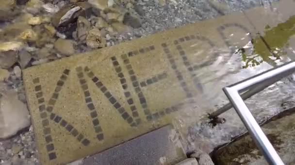 Wassernauen Nehir Kenarında Halka Açık Bir Kneipp Noktası Uzun Bir — Stok video