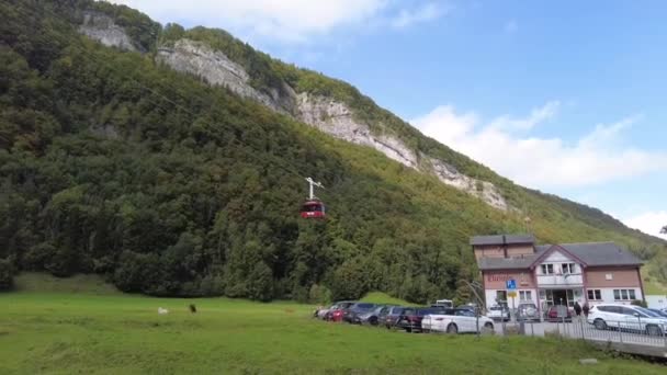 スイスのワッスナウエン 2023年9月20日 エベンアルプの赤いケーブルカーは ハイキングとパラシュートのための人気の屋外アクティビティパラダイス エベンアルプの頂上に上昇しています — ストック動画