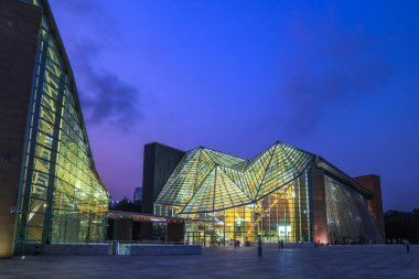 Shenzhen, Çin - Kasım 03.2023: Shenzhen şehir merkezindeki Müzik ve Kütüphane salonu gece aydınlandı. Çelik ve camdan yapılmış modern bir mimari..