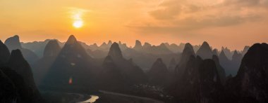 Guangxi, Guangxi, Çin 'deki Karsten tepelerindeki Laozhai dağından panoramik manzara günbatımı manzarası