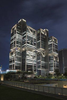 Shenzhen, Çin - Kasım 08.2023: Gece DJI Merkez Gökyüzü Şehri 'nin ikiz kuleleri. DJI Çin 'de bir insansız hava aracı teknolojisi devi..