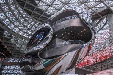 Shenzhen, Çin - Kasım 07.2023: Çin 'in Shenzhen kentindeki MOCAPE Müzesi' nin (Modern Sanat ve Planlama Sergisi Müzesi) iç mimarisi