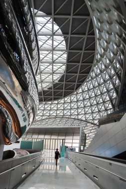 Shenzhen, Çin - Kasım 07.2023: Çin 'in Shenzhen kentindeki MOCAPE Müzesi' nin (Modern Sanat ve Planlama Sergisi Müzesi) iç mimarisi