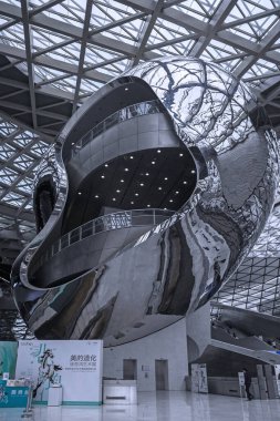 Shenzhen, Çin Kasım 07.2023: MOCAPE 'nin modern mimarisinin iç mimarisi - Çağdaş Sanat ve Planlama Sergisi Müzesi. Solda: Xu Beihong 'un güncel resim sergisi